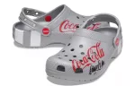 Coca Cola x Crocs Crossover Light X Outdoor Salto Plano Casual Esportivo Unissex Sandálias Cinza