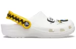 Crocs Amendoim x Classic Entupir ‘Snoopy’