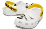 Crocs Amendoim x Classic Entupir ‘Snoopy’