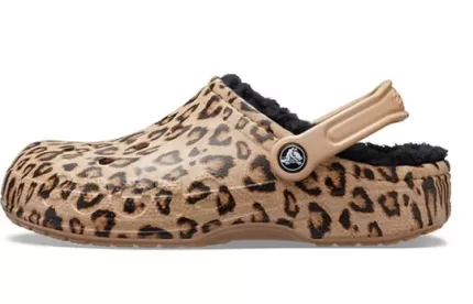 Crocs Chinelos Baya forrados com estampa de leopardo