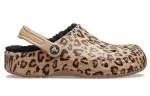 Crocs Chinelos Baya forrados com estampa de leopardo