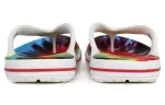 Crocs Chinelos com padrão tie-dye branco unissex ‘branco’