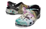 Crocs Classic All-Terrain Clog Desert Pattern Elegante Casual Unissex Sandálias Multicoloridas