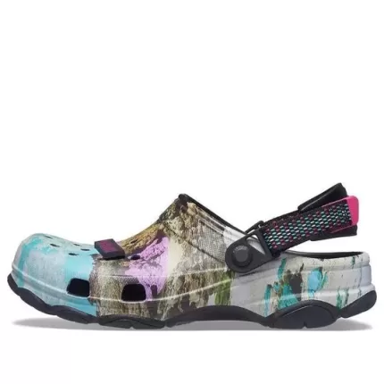 Crocs Classic All-Terrain Clog Desert Pattern Elegante Casual Unissex Sandálias Multicoloridas