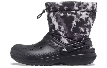 Crocs Classic Forrado Neo Puff Tie Dye Boots ‘Preto Branco’