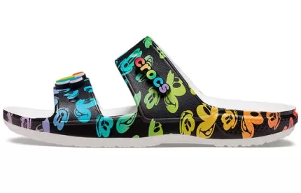 Crocs Classic Sapato casual Disney unissex multicolorido branco
