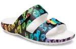Crocs Classic Sapato casual Disney unissex multicolorido branco