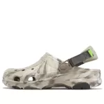 Crocs Classic Todo terreno marmorizado Clogs ‘Beige Brown’