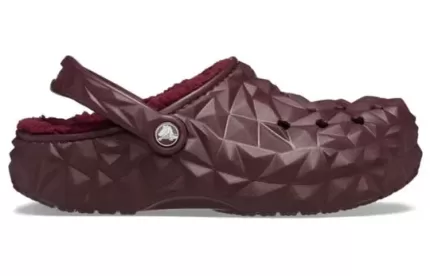 Crocs Forrado Geométrico Clogs ‘Cereja Escura’