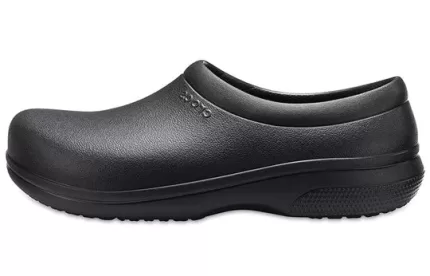 Crocs No relógio, deslizamento de trabalho em ‘preto’