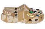 Crocs Palácio x Classic Tamanco ‘Tan Camo’