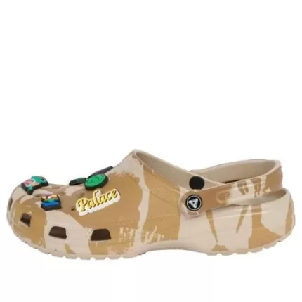 Crocs Palácio x Classic Tamanco ‘Tan Camo’