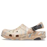 Crocs Todo terreno marmorizado Classic Tamanco ‘Chai Multi’