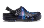 (GS) Crocs Baya Lined Fuzzy-Strap Galaxy Clogs ‘Preto Multi’