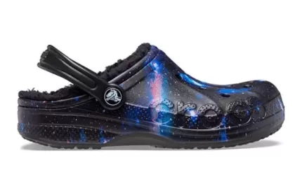 (GS) Crocs Baya Lined Fuzzy-Strap Galaxy Clogs ‘Preto Multi’