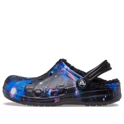 (GS) Crocs Baya Lined Fuzzy-Strap Galaxy Clogs ‘Preto Multi’