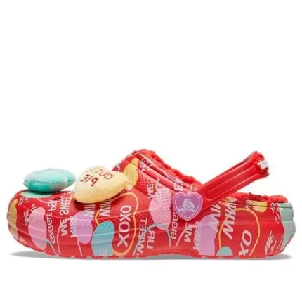 (GS) Crocs Classic Namorados elevados forrados Clogs ‘Red multi’