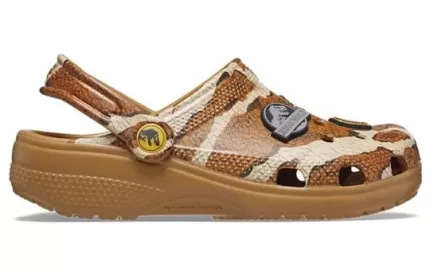 (GS) Crocs Jurassic World Classic Clogs ‘Marrom Branco’