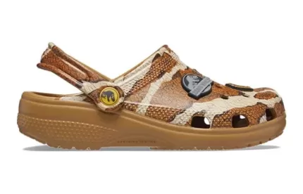 (GS) Crocs Jurassic World x Classic Entupir ‘Areia’