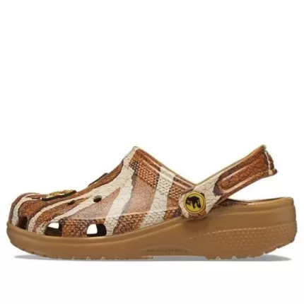 (GS) Crocs Jurassic World x Classic Entupir ‘Areia’
