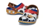 (GS) Crocs x Toy Story Classic Tamanco ‘Woody’