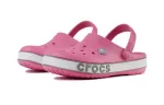(PS) Crocs Crocband Bold Logo Outdoor Flat Salto Minimalista Sports Rosa Sandálias