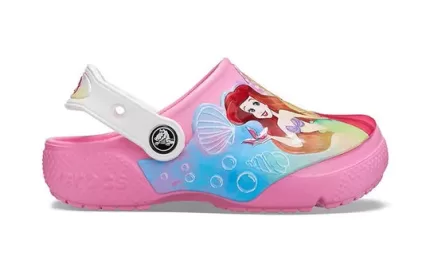 (PS) Crocs Pequena Crocs Spot Rose Sandálias Rosa