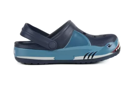 (PS) Crocs Sapato de praia engraçado Shark azul profundo