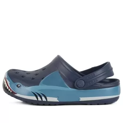 (PS) Crocs Sapato de praia engraçado Shark azul profundo