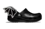 (TD) Crocs Classic Eu sou morcego Clogs ‘Preto Branco’