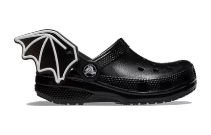 (TD) Crocs Classic Eu sou morcego Clogs ‘Preto Branco’
