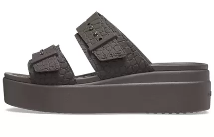 (WMNS) Crocs 2 tiras Brooklyn ‘Marrom’