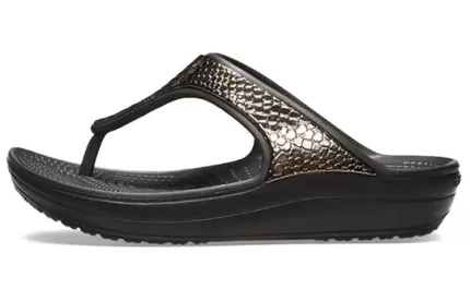 (WMNS) Crocs Chinelos de cobre preto com sola grossa