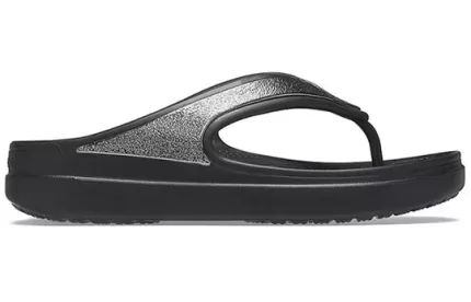 (WMNS) Crocs Chinelos pretos com sola grossa