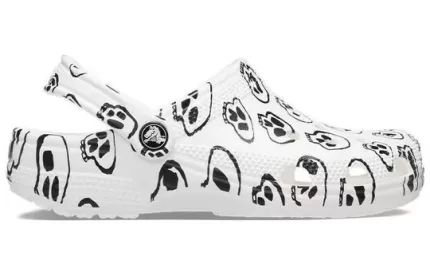 (WMNS) Crocs Classic Estampa de caveira Clogs ‘Branco Preto’