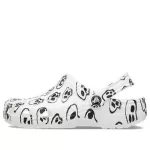 (WMNS) Crocs Classic Estampa de caveira Clogs ‘Branco Preto’