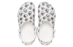 (WMNS) Crocs Classic Estampa de caveira Clogs ‘Branco Preto’