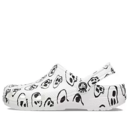 (WMNS) Crocs Classic Estampa de caveira Clogs ‘Branco Preto’