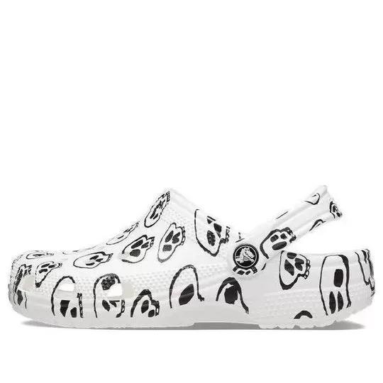 (WMNS) Crocs Classic Estampa de caveira Clogs ‘Branco Preto’