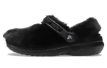 (WMNS) Crocs Classic Fur Sure Slip On Clogs ‘Preto’