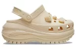 (WMNS) Crocs Mega Crush Conchas e Pérolas Clog ‘Bege’
