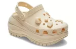 (WMNS) Crocs Mega Crush Conchas e Pérolas Clog ‘Bege’