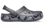 (WMNS) Crocs Sandálias Snake Pattern Grafite Preta