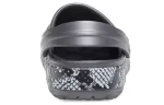 (WMNS) Crocs Sandálias Snake Pattern Grafite Preta
