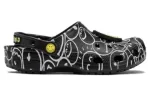 (WMNS) Crocs Smiley World Classic Clogs ‘Preto Branco Amarelo’ 873137