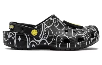 (WMNS) Crocs Smiley World Classic Clogs ‘Preto Branco Amarelo’ 873137