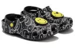 (WMNS) Crocs Smiley World Classic Clogs ‘Preto Branco Amarelo’ 873137