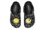 (WMNS) Crocs Smiley World Classic Clogs ‘Preto Branco Amarelo’ 873137