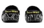 (WMNS) Crocs Smiley World Classic Clogs ‘Preto Branco Amarelo’ 873137