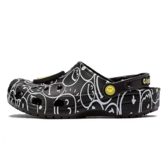 (WMNS) Crocs Smiley World Classic Clogs ‘Preto Branco Amarelo’ 873137